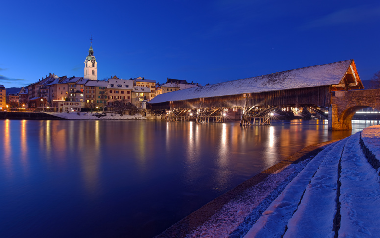 Die Altstadt mit der Holzbrücke im Winter