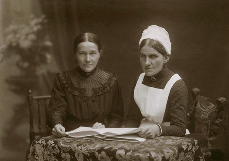 Anna Heer, Ärztin (links) mit Ida Schneider